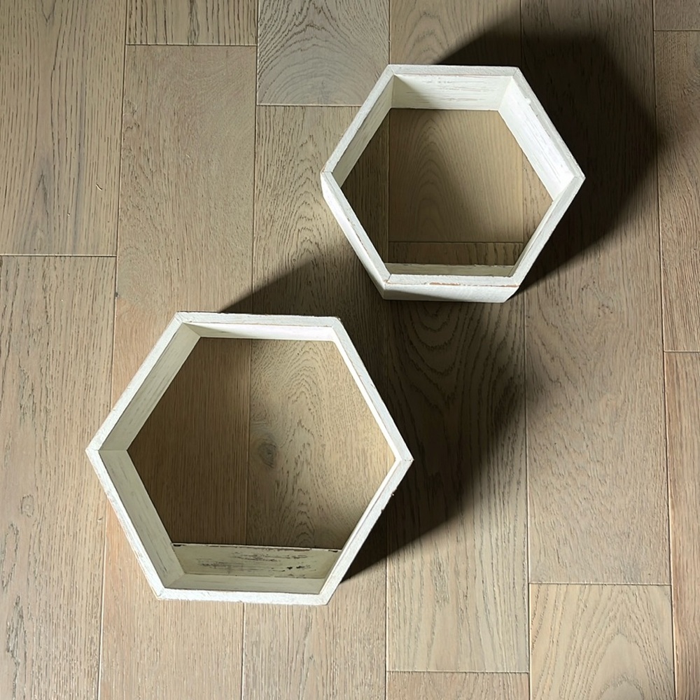 Set of 2 Hexagon Shelves White Distressed Look